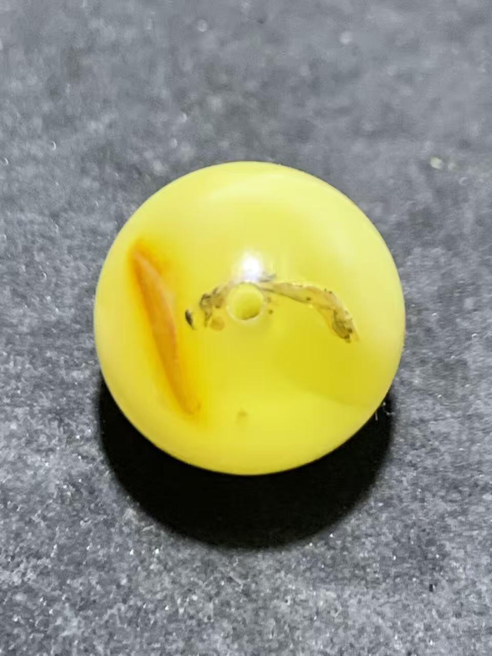 天然俄料原矿蜜蜡通货圆珠一颗，