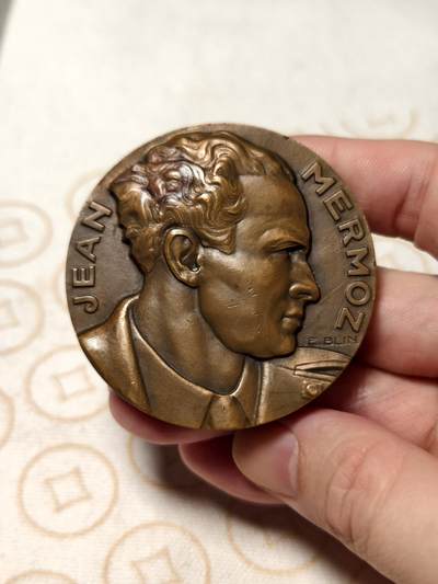抚柳草堂-第九期章牌钱币（大寒专场） 奖章勋章限时免佣 满百包邮 放漏专场 - 1936法国航空先驱让·梅尔莫兹大铜章 直径59mm 重123.3g  传奇飞行员让·梅尔莫兹  超高浮雕品相不错