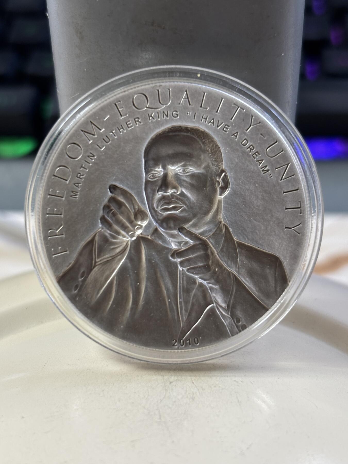 第188期拍卖 库克2010年奥巴马和马丁路德金仿古凹凸纪念银币套带证书，25克*2,925银