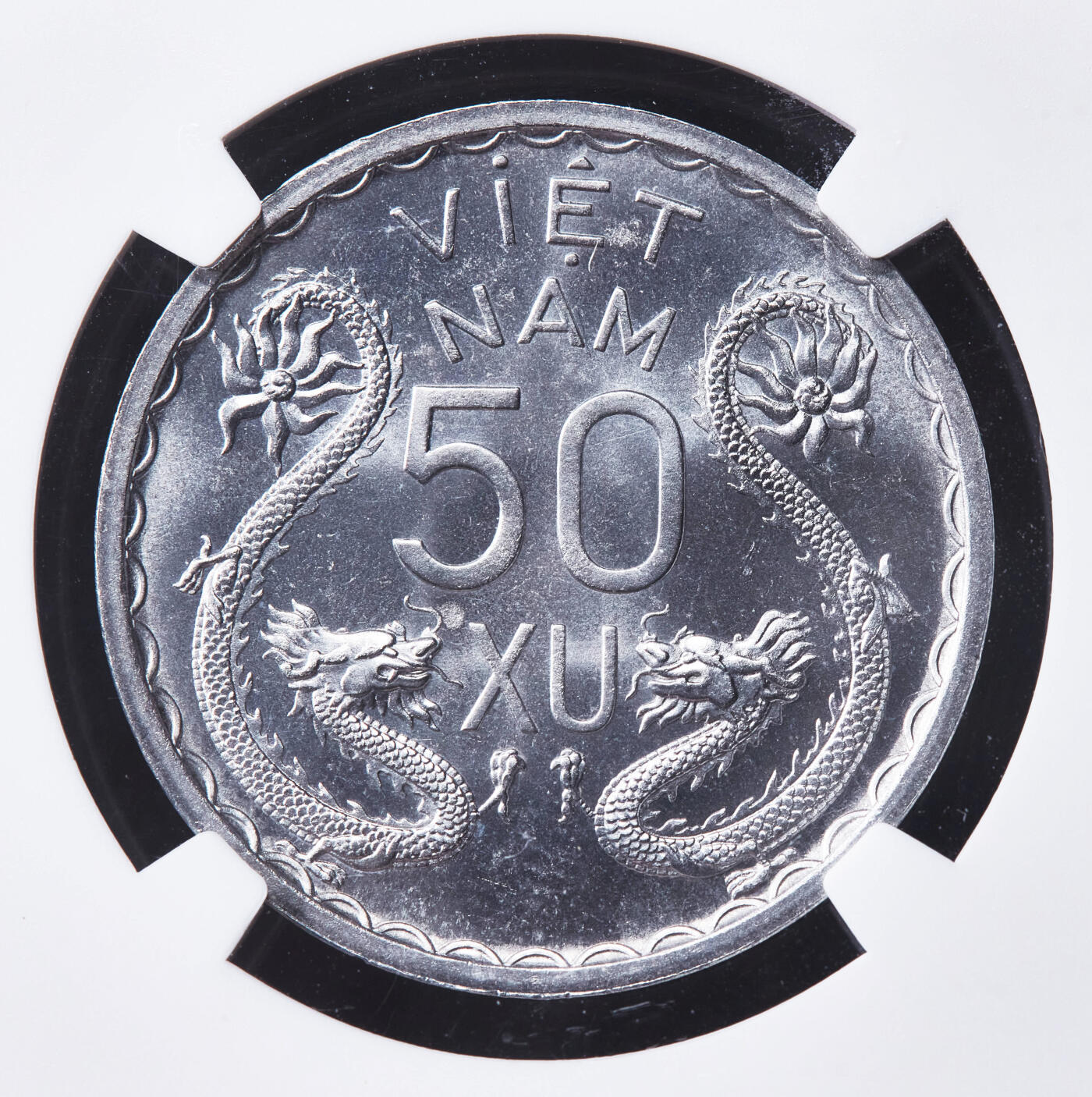 【俄甄集藏】“万象更新、马呈祥瑞”迎新春俄甄精品场-2026年(047)01-21 星期三 晚 19:30 全场包邮 越南南越1953年三姐妹双龙50分铝币，NGC MS65，最大面值，转光品相