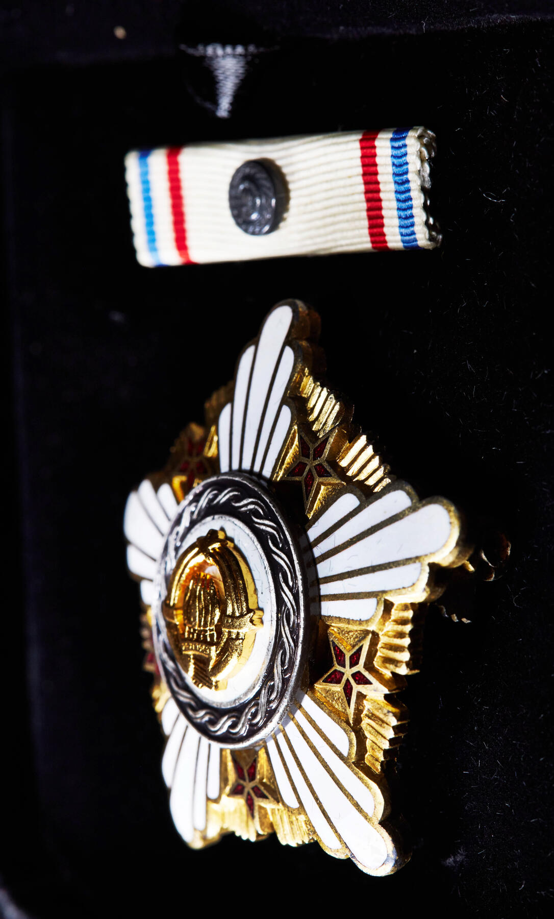 【俄甄集藏】“万象更新、马呈祥瑞”迎新春俄甄精品场-2026年(047)01-21 星期三 晚 19:30 全场包邮 南斯拉夫二级共和国勋章，银质镀金局部珐琅，带勋略，1960年第一版，高等级，直径：48mm，重量：35.35克