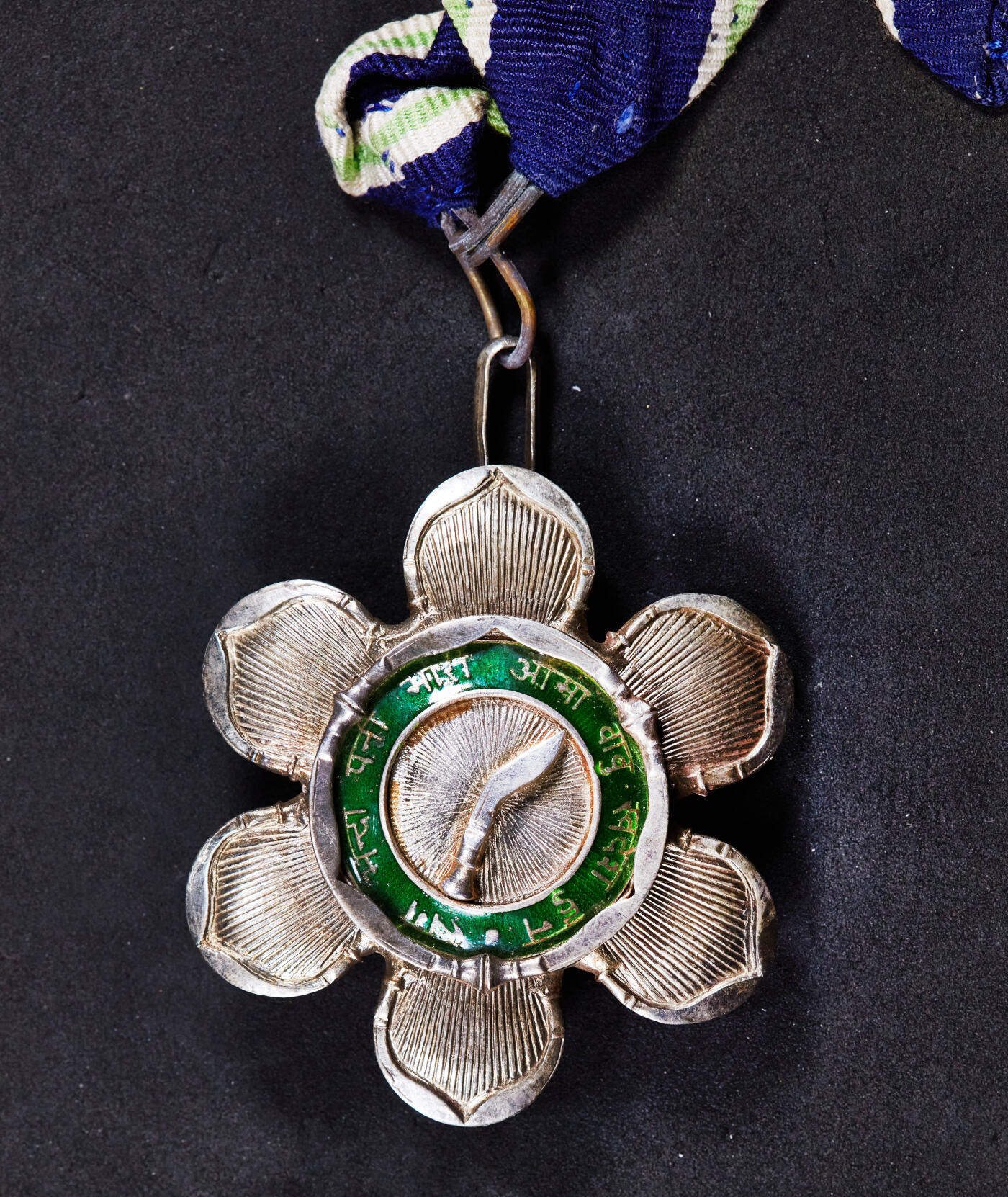 【俄甄集藏】“万象更新、马呈祥瑞”迎新春俄甄精品场-2026年(047)01-21 星期三 晚 19:30 全场包邮 尼泊尔王国四级骑士团勋章(त्रिशक्ति पट्ट/Order of Tri Shakti Patta/Order of the Three Divine Powers)，银质局部珐琅，授予为国家做出杰出贡献的尼泊尔公民以及热爱尼泊尔王国的外籍人士，直径：62mm，重量：56.9克，稀有品种，珐琅完好的难得一见