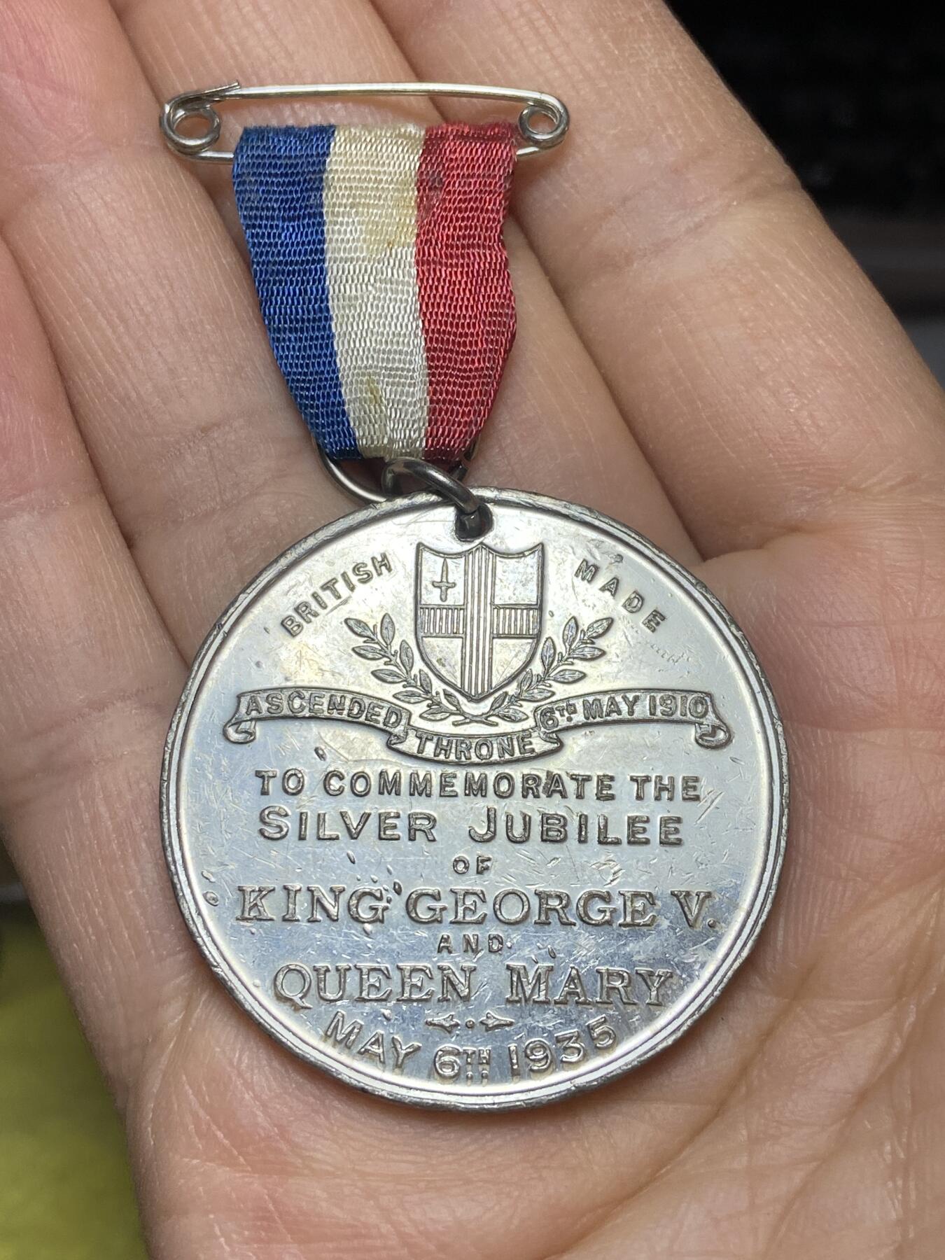 2026年第十场(总第一百七十九场）外国好品散币场(免佣金) 原光好品–英国🇬🇧1935年纪念章，直径38.3毫米，厚1.7毫米，重20.63克(乔治五世和玛丽王后登基25周年银禧纪念章)