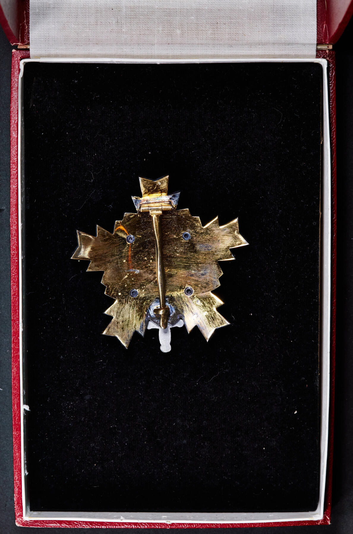 【俄甄集藏】“万象更新、马呈祥瑞”迎新春俄甄精品场-2026年(047)01-21 星期三 晚 19:30 全场包邮 南斯拉夫二级人民军勋章，银质镀金局部珐琅，全品，直径：68mm，重量：66.1克，900银