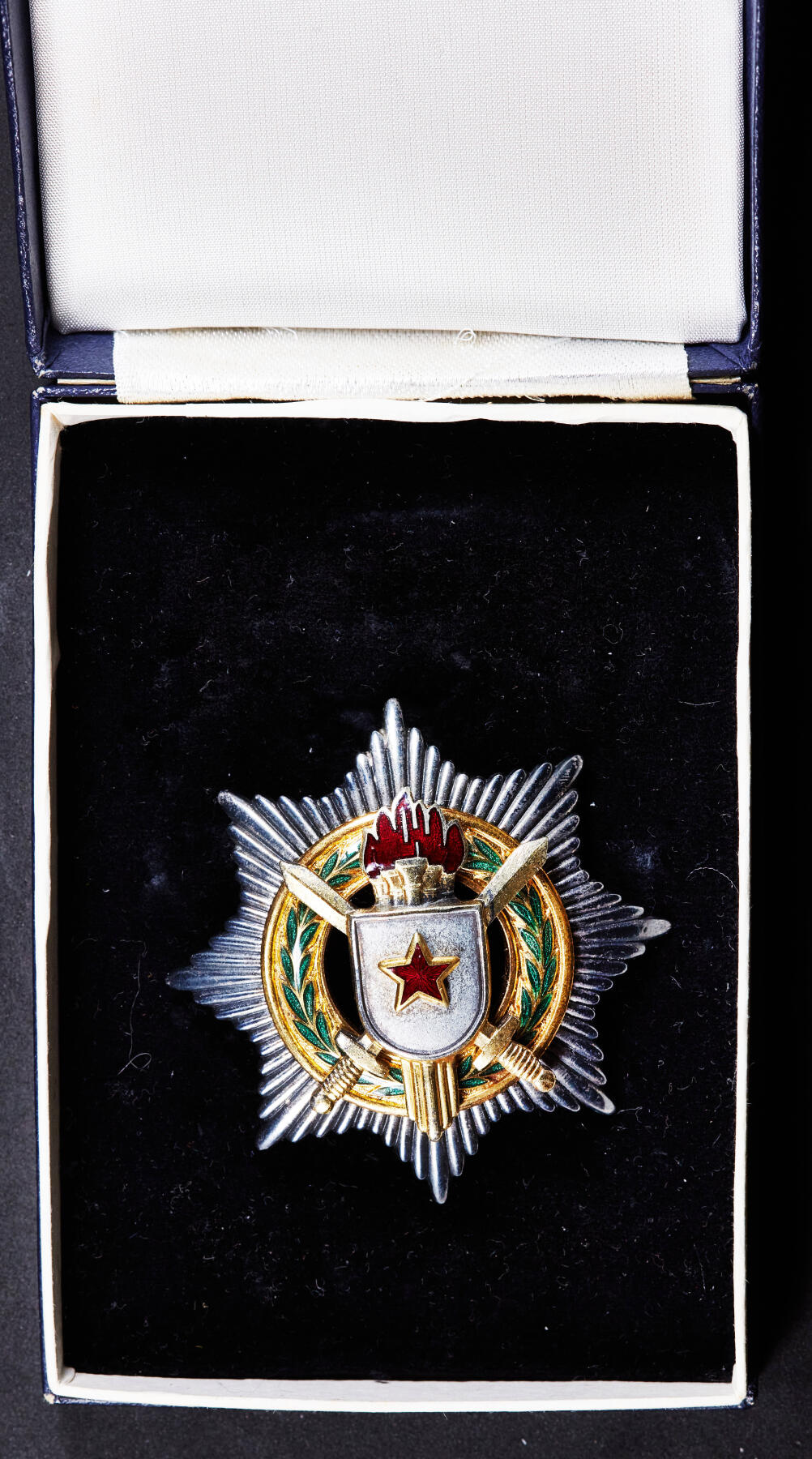 【俄甄集藏】“万象更新、马呈祥瑞”迎新春俄甄精品场-2026年(047)01-21 星期三 晚 19:30 全场包邮 南斯拉夫二级军事功勋勋章，原盒带证，银质珐琅局部镀金，全品，五火炬版，直径：65mm，重量：62.83克，900银