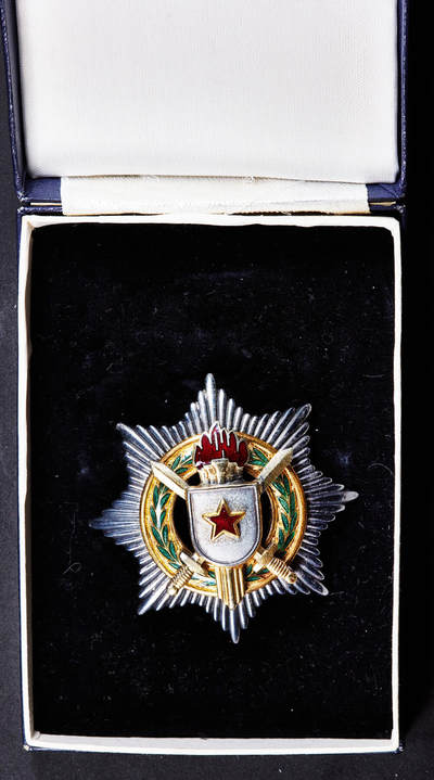 【俄甄集藏】“万象更新、马呈祥瑞”迎新春俄甄精品场-2026年(047)01-21 星期三 晚 19:30 全场包邮 - 南斯拉夫二级军事功勋勋章，原盒带证，银质珐琅局部镀金，全品，五火炬版，直径：65mm，重量：62.83克，900银