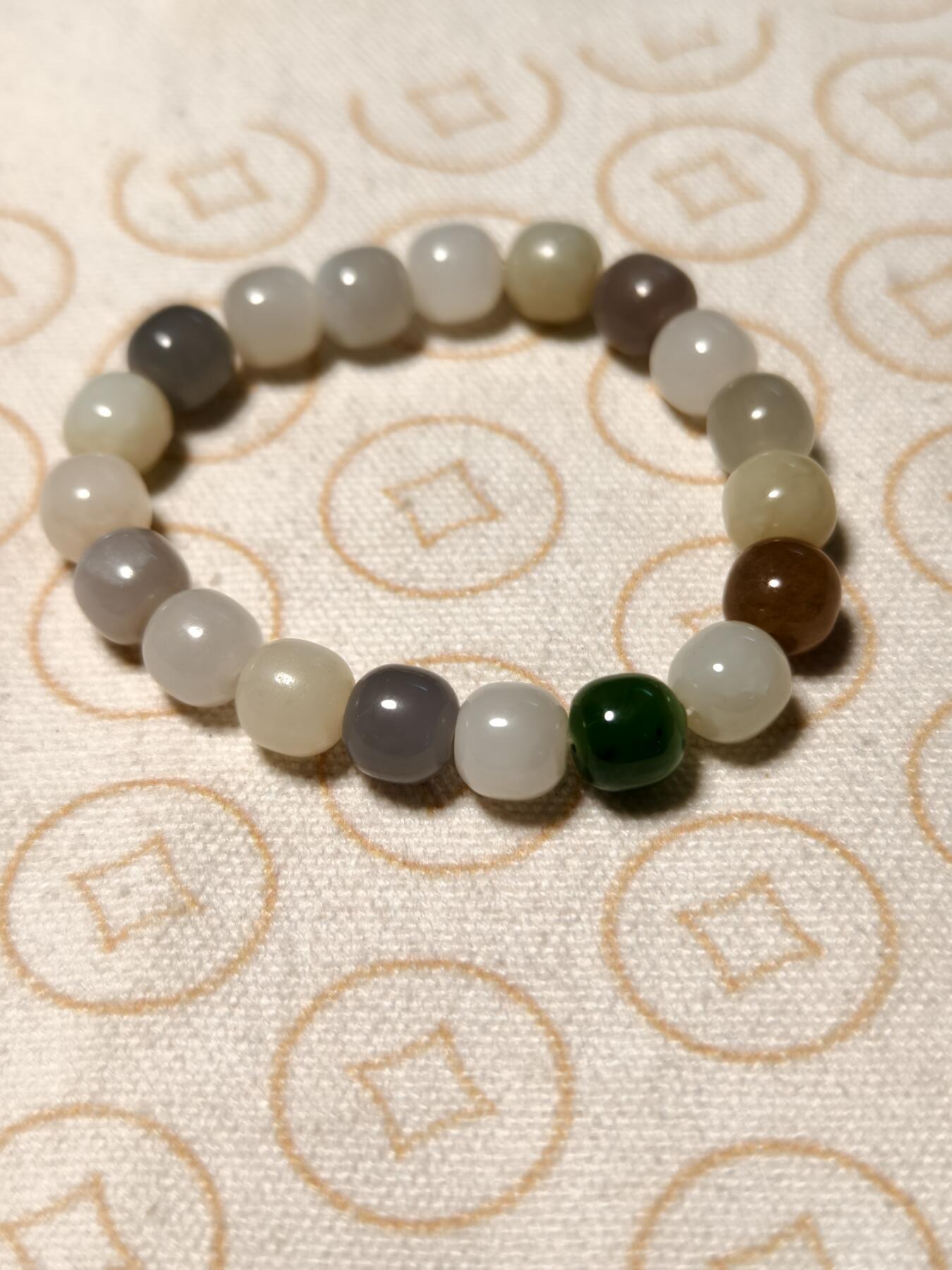 抚柳草堂-第九期章牌钱币（大寒专场） 奖章勋章限时免佣 满百包邮 放漏专场 和田玉多宝彩虹糖手串  珠子油润细腻个别有瑕疵 直径9.5mm左右 全部和田玉色彩丰富上手感觉不错