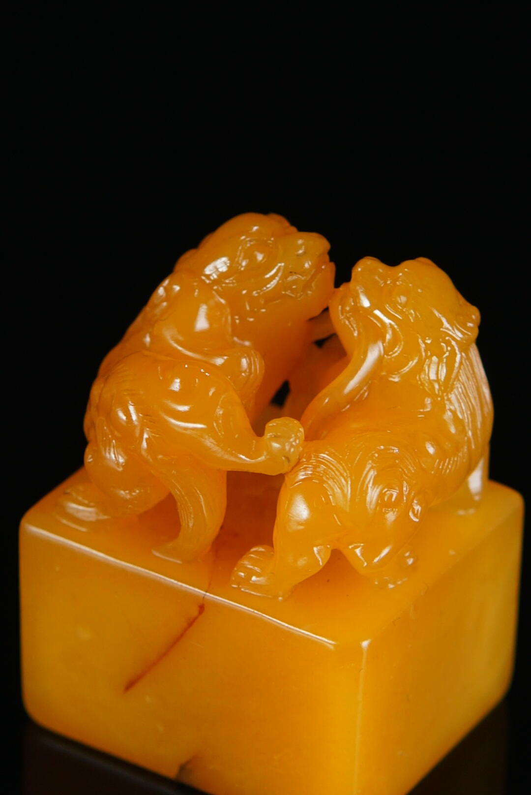 方寸藏珍·寿山田黄印章专场（一） 寿山田黄石《双螭戏球》钮章