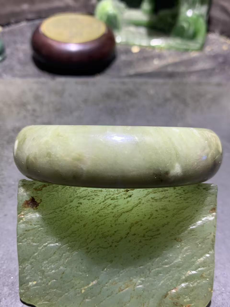 精美青海料和田玉手镯一只，