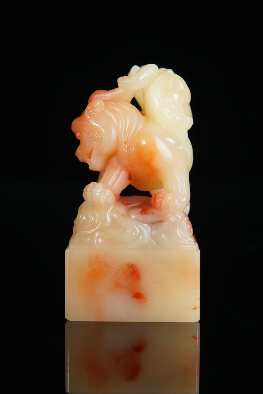 方寸藏珍·寿山田黄印章专场（一） 寿山三彩芙蓉石《携子上朝》钮章