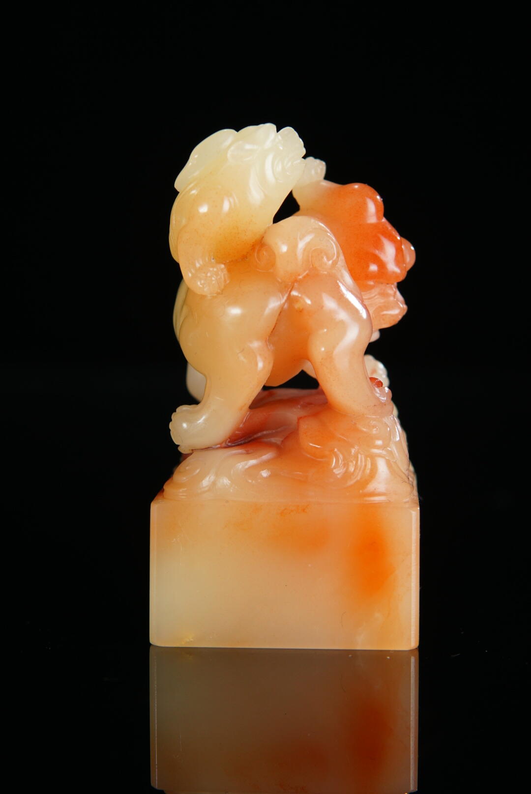 方寸藏珍·寿山田黄印章专场（一） 寿山三彩芙蓉石《携子上朝》钮章