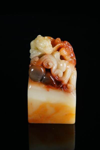 方寸藏珍·寿山田黄印章专场（一） - 寿山芙蓉石《螭龙献瑞》钮章