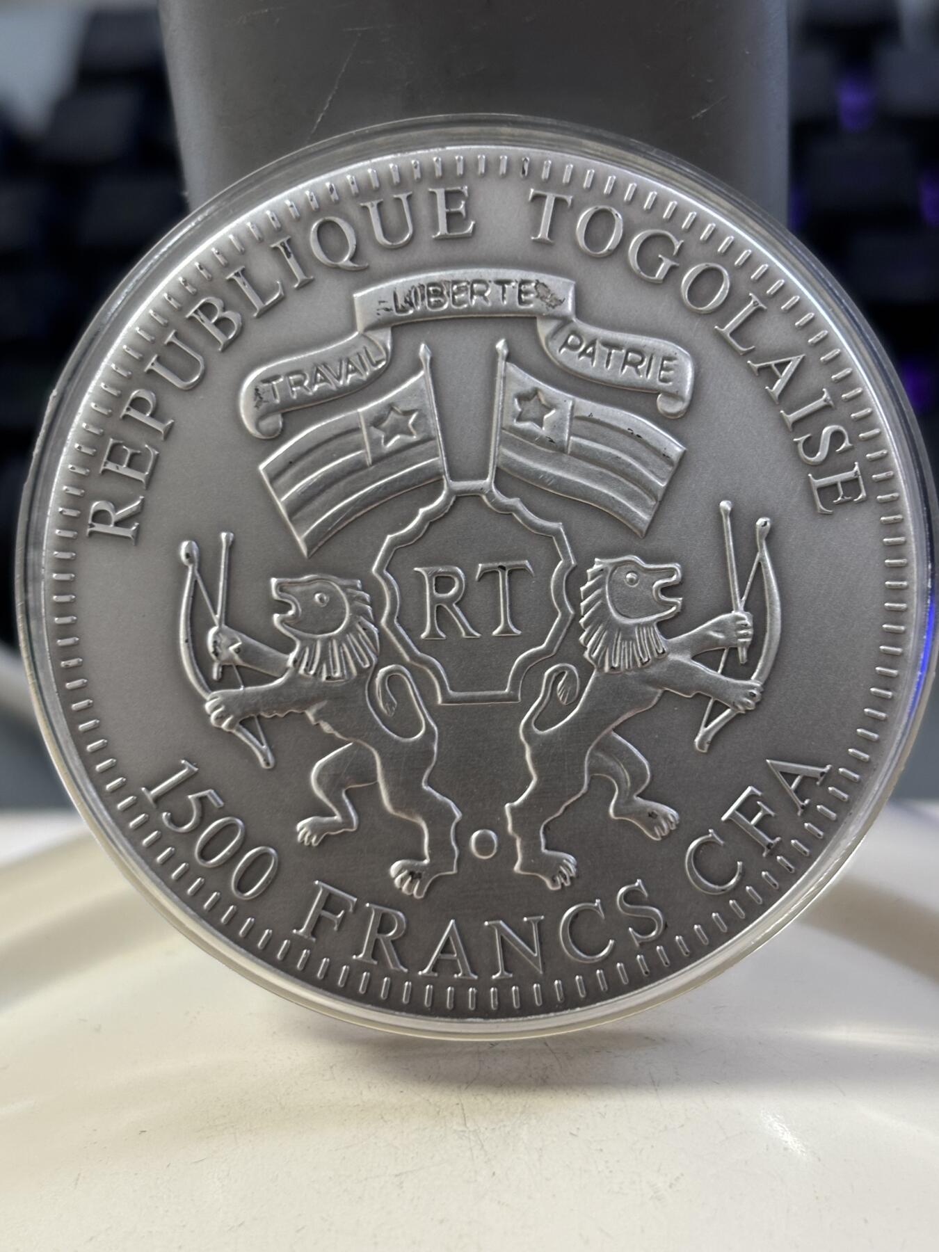 第188期拍卖 多哥2012年中国生肖龙年2盎司镶嵌琥珀仿古银币，999银，发行999枚