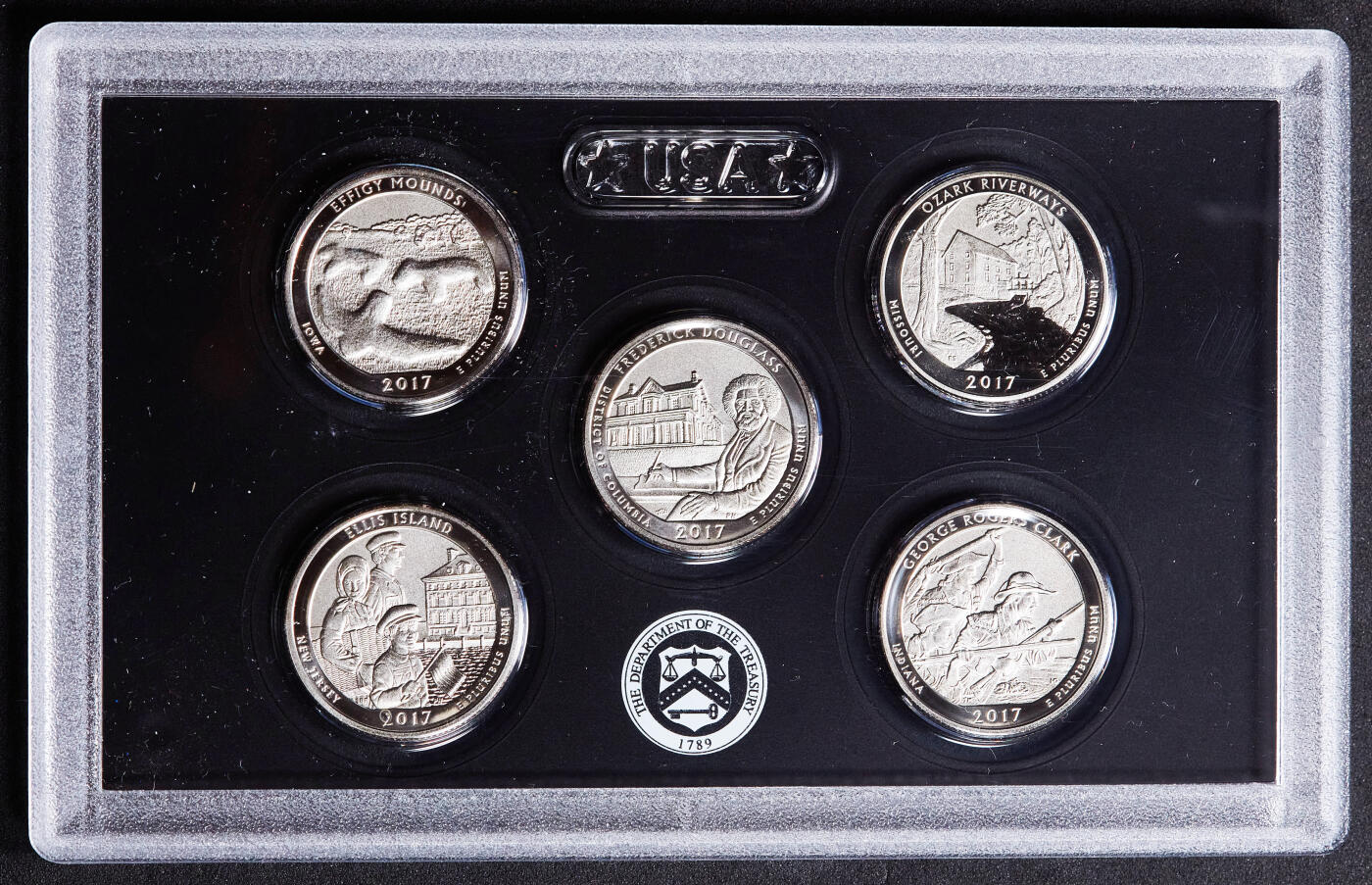 【俄甄集藏】“万象更新、马呈祥瑞”迎新春俄甄精品场-2026年(047)01-21 星期三 晚 19:30 全场包邮 美国2017年财政部发行纪念美国造币厂成立225周年全新纪念硬币10枚套，原盒封装