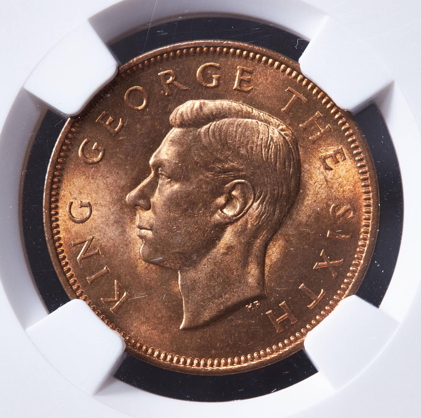 【俄甄集藏】“万象更新、马呈祥瑞”迎新春俄甄精品场-2026年(047)01-21 星期三 晚 19:30 全场包邮 新西兰1952年乔治六世1/2便士毛利人绿玉猴图腾护身符铜币，NGC 65RD，原铜光难得，转光品相