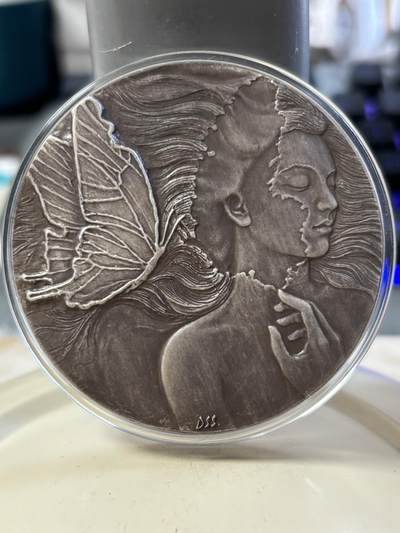 第188期拍卖 - 铸梦系列银章《铸梦·碟缘》纪念银章带盒证书，150克，999银，材料价3255