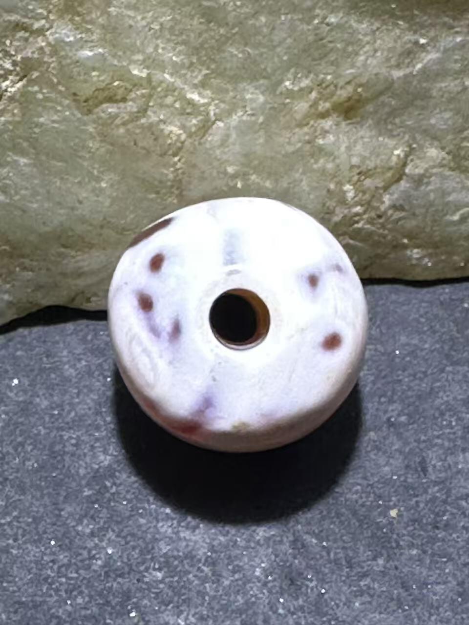 高玉化风化纹奶油皮玛瑙随形老形桶珠一颗