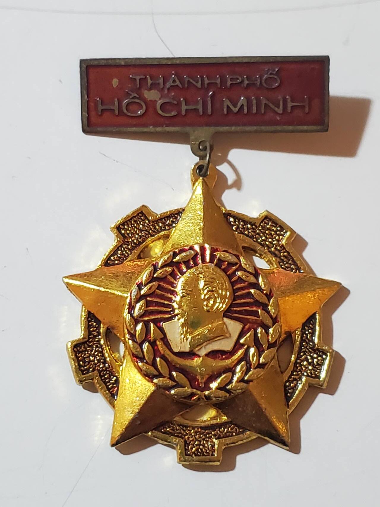 韵星假日拍卖第三十七期 -- Rimey Holidays Auction 37 越南社会主义共和国 胡志明市建设奖章 颁发给战后建设胡志明市的军民 短时间颁发 稀有