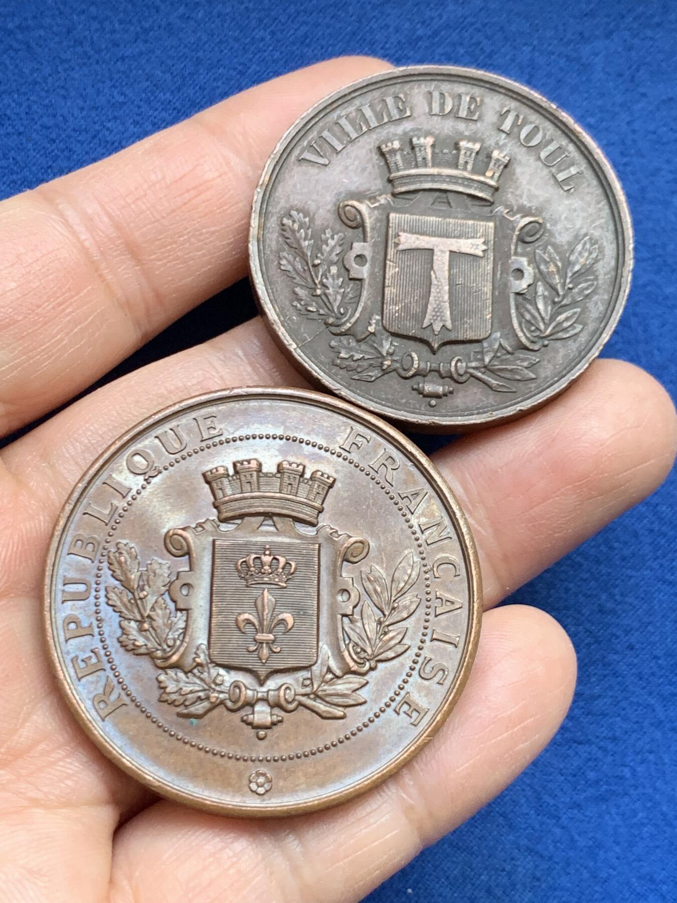 《竞宝斋》第459场 周日，周一，2场连拍 （全场包邮）欢迎送拍 两枚一组 法国城市纪念铜章 总重64克 40mm/42mm 铜标边铭