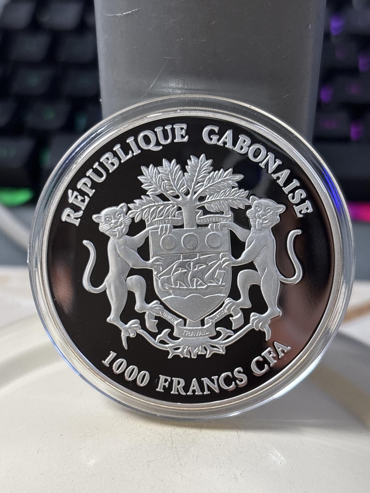 第190期拍卖 加蓬2016年画家梵高作品集彩色镀银纪念币，直径50毫米