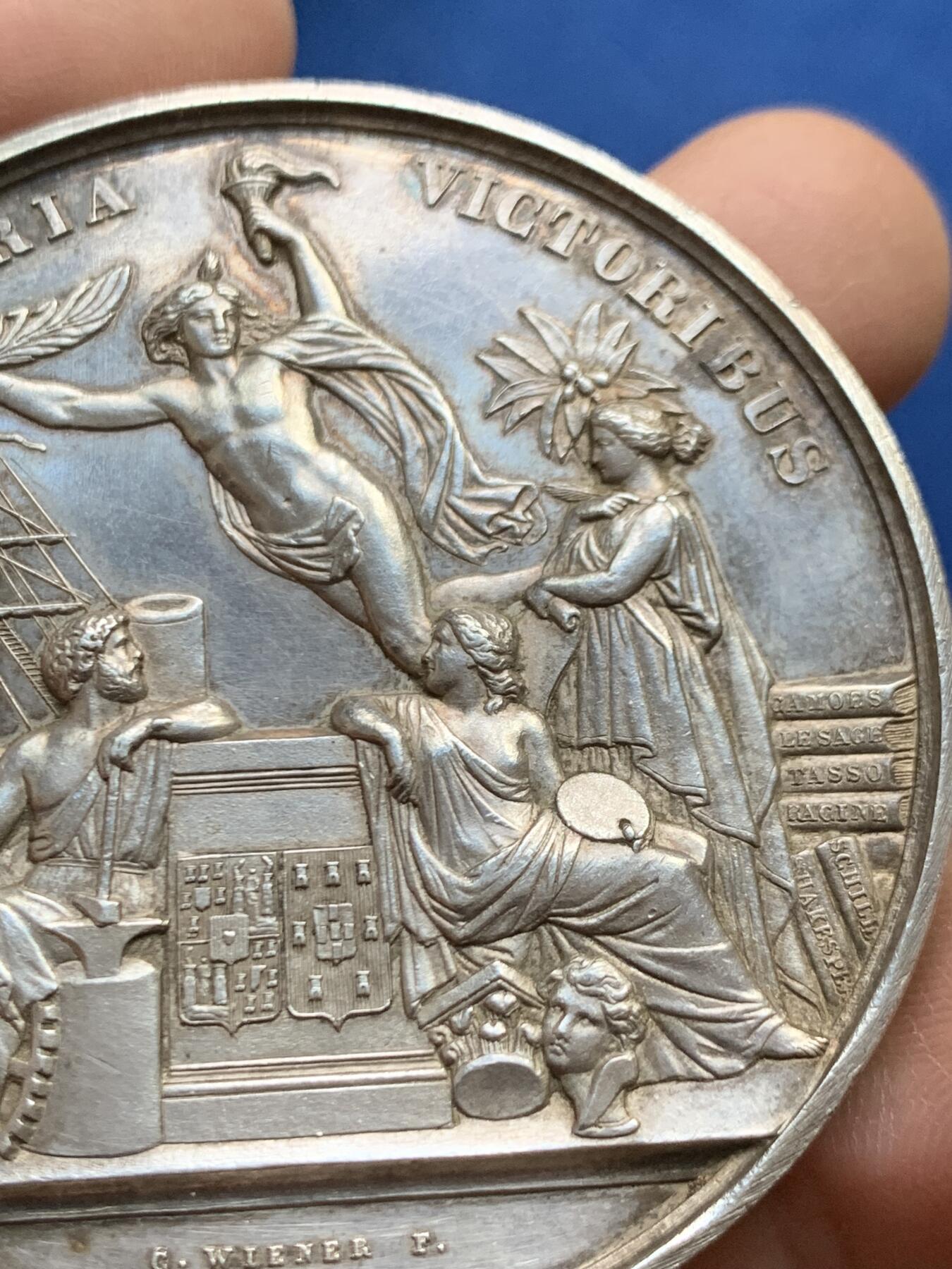 《竞宝斋》第459场 周日，周一，2场连拍 （全场包邮）欢迎送拍 名家A. Wiener作 葡萄牙1865年波尔图国际博览会纪念大银章 73.5克 58mm 带盒