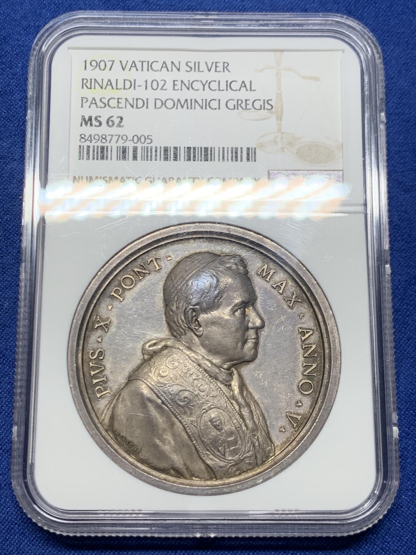 《竞宝斋》第459场 周日，周一，2场连拍 （全场包邮）欢迎送拍 NGC MS62 梵蒂冈教皇十世大银章，镜面质感，双面人物刻画，尤其背后国王朝圣，画面精美绝伦，尤其教皇身旁的那条龙，点睛之笔。爱不释手的好章。