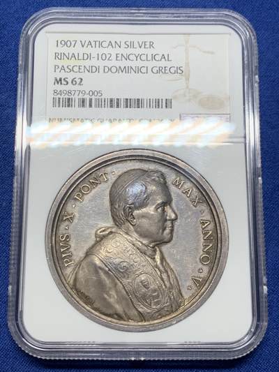 《竞宝斋》第459场 周日，周一，2场连拍 （全场包邮）欢迎送拍 - NGC MS62 梵蒂冈教皇十世大银章，镜面质感，双面人物刻画，尤其背后国王朝圣，画面精美绝伦，尤其教皇身旁的那条龙，点睛之笔。爱不释手的好章。