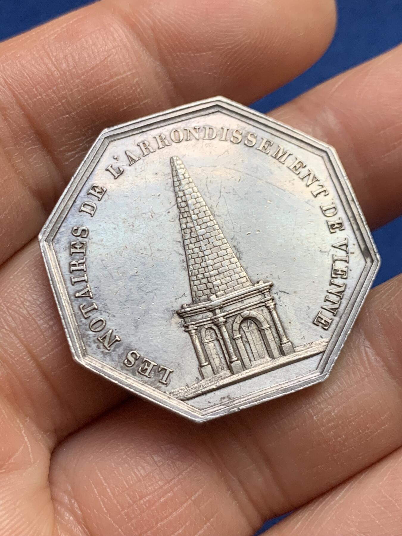 《竞宝斋》第459场 周日，周一，2场连拍 （全场包邮）欢迎送拍 1837法国维埃纳省公证人八角银质代币，15.88g，32.3mm，1842-1845船首边铭