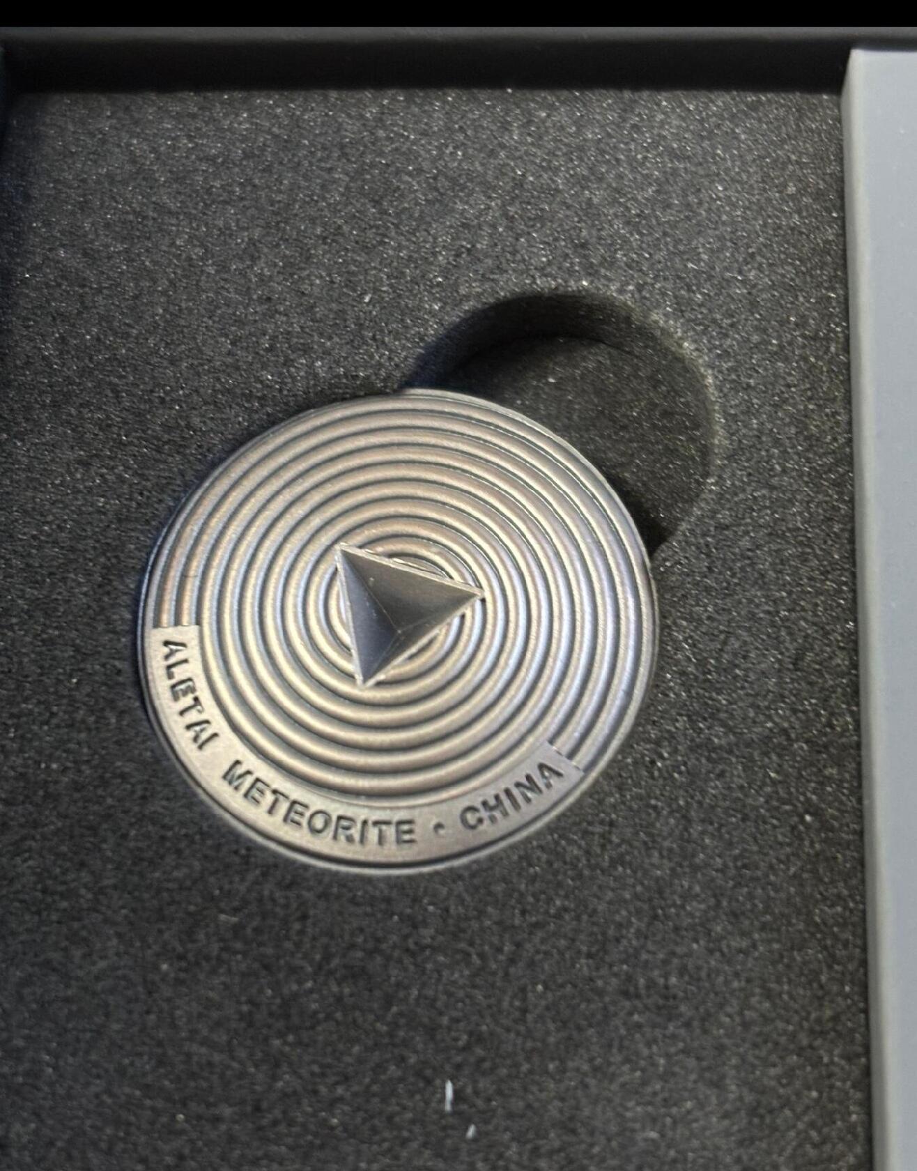 加纳2022年中国阿勒泰陨石立方体陨石加1盎司银币