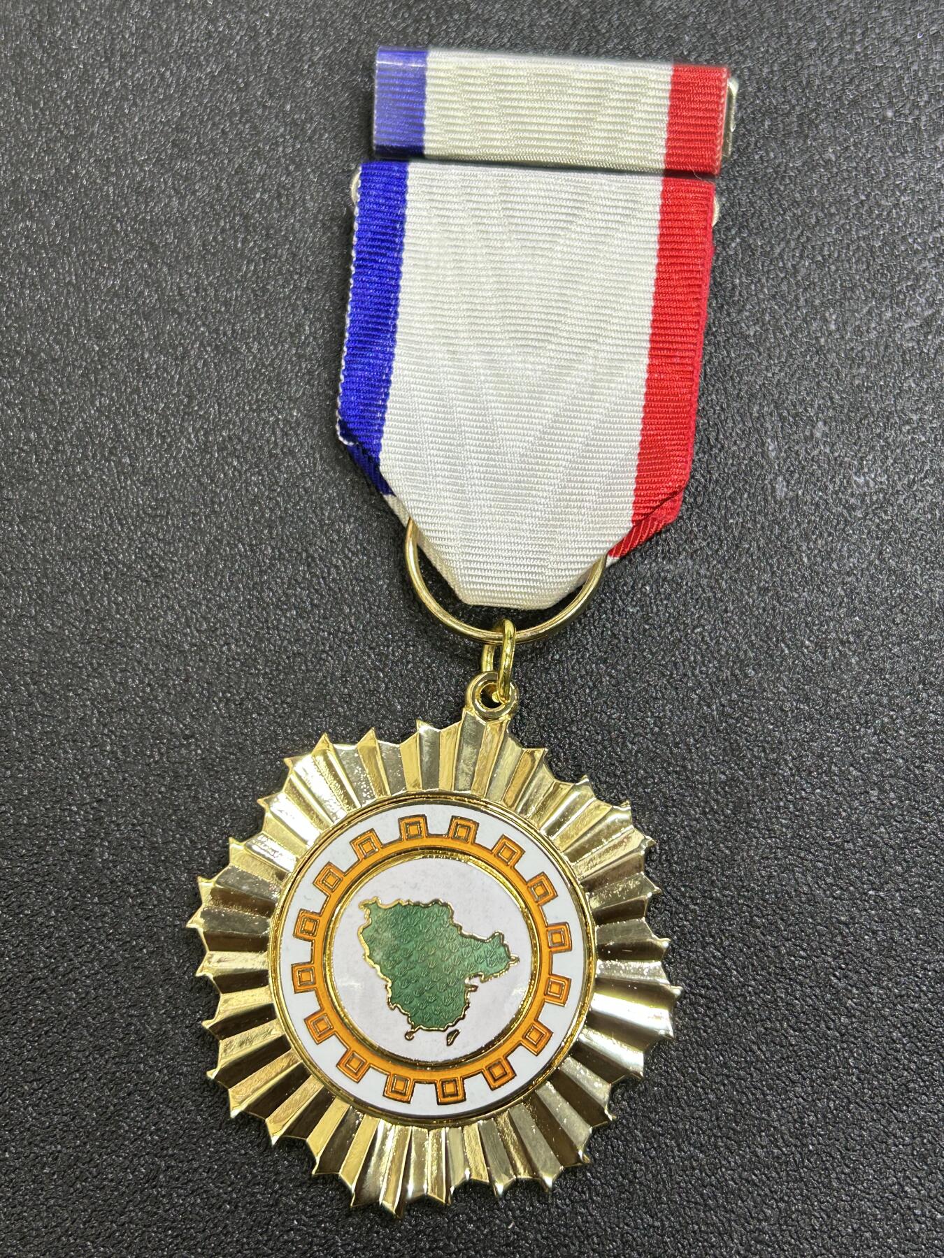 西秦中古拍卖第七十三期 民国甲种金瓯奖章 带勋略 退台后