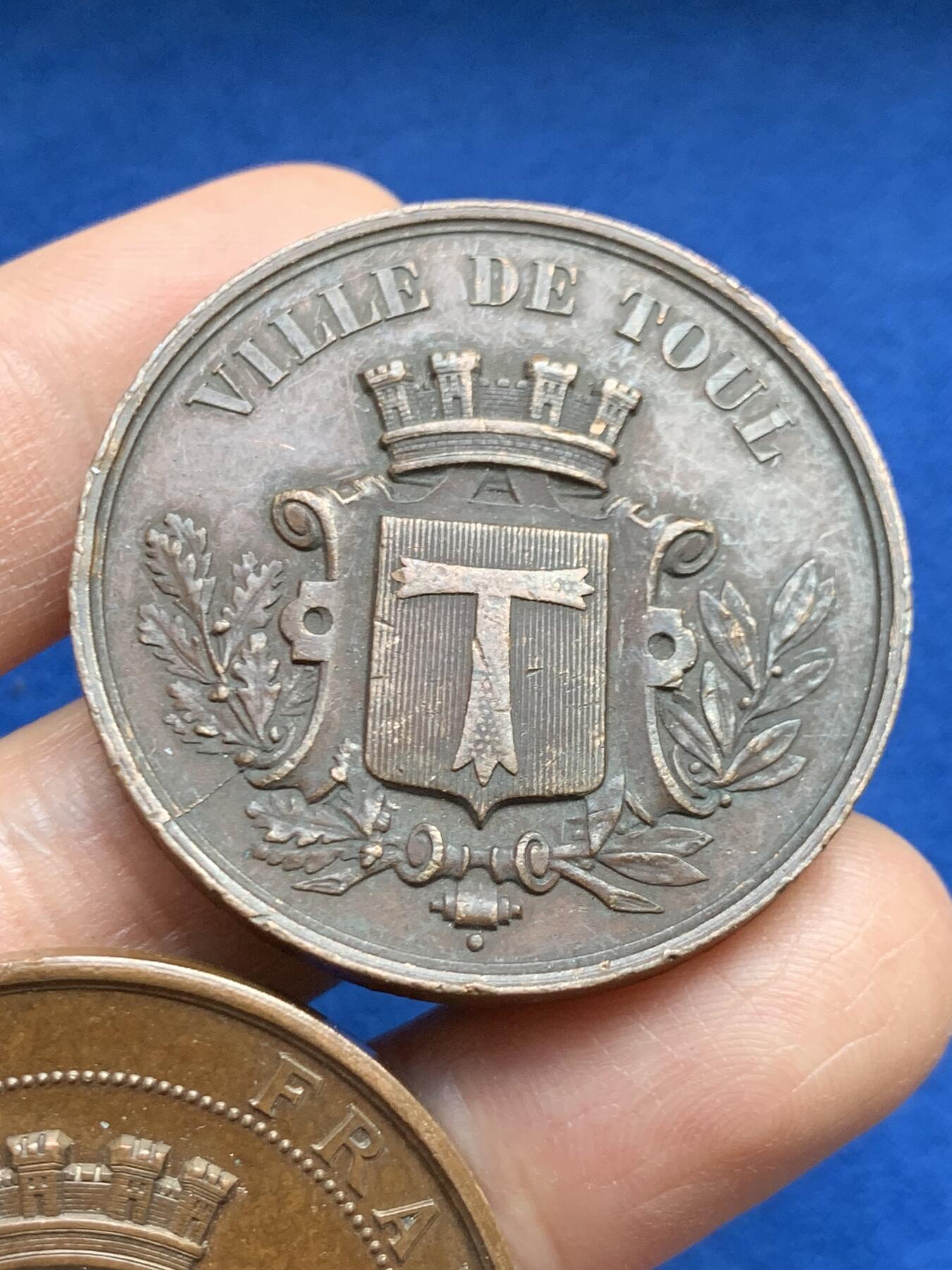 《竞宝斋》第459场 周日，周一，2场连拍 （全场包邮）欢迎送拍 两枚一组 法国城市纪念铜章 总重64克 40mm/42mm 铜标边铭