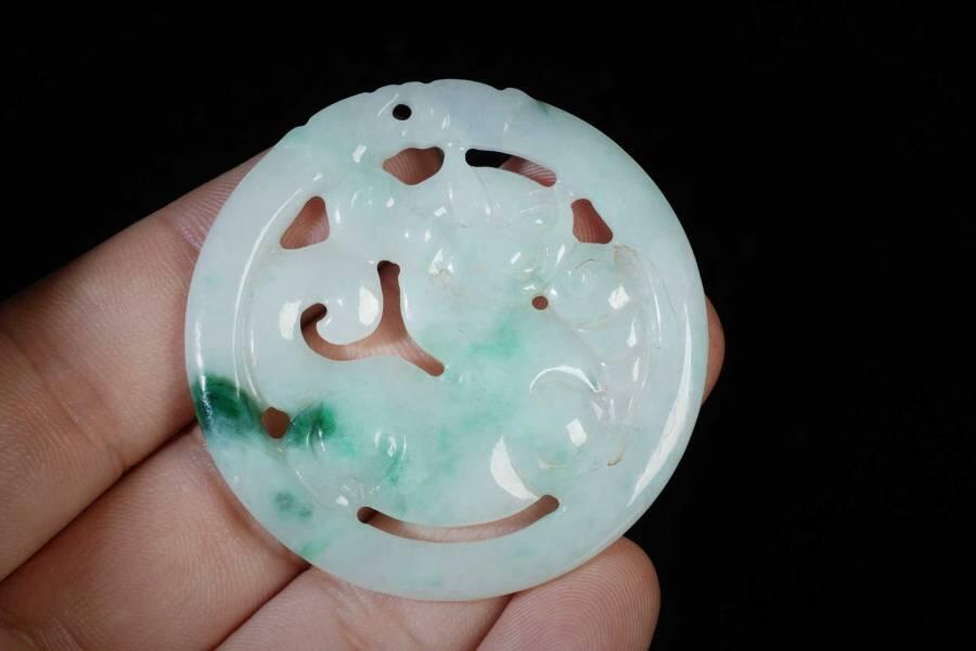 上海都达杂项专场三（全场包邮） 天然冰绿种翡翠（A货）精雕《仿古兽》挂件86-12