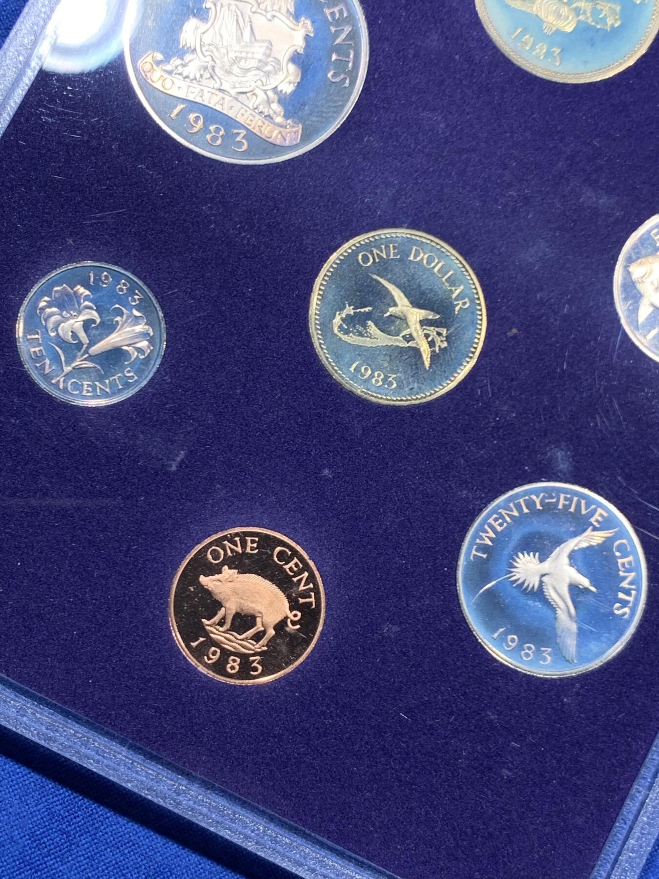 《竞宝斋》第459场 周日，周一，2场连拍 （全场包邮）欢迎送拍 百慕大1983年精制五彩套币，原盒证，一套七枚，淡青色和幽蓝色的包浆美轮美奂，自带大西洋上浓郁的海岛风情