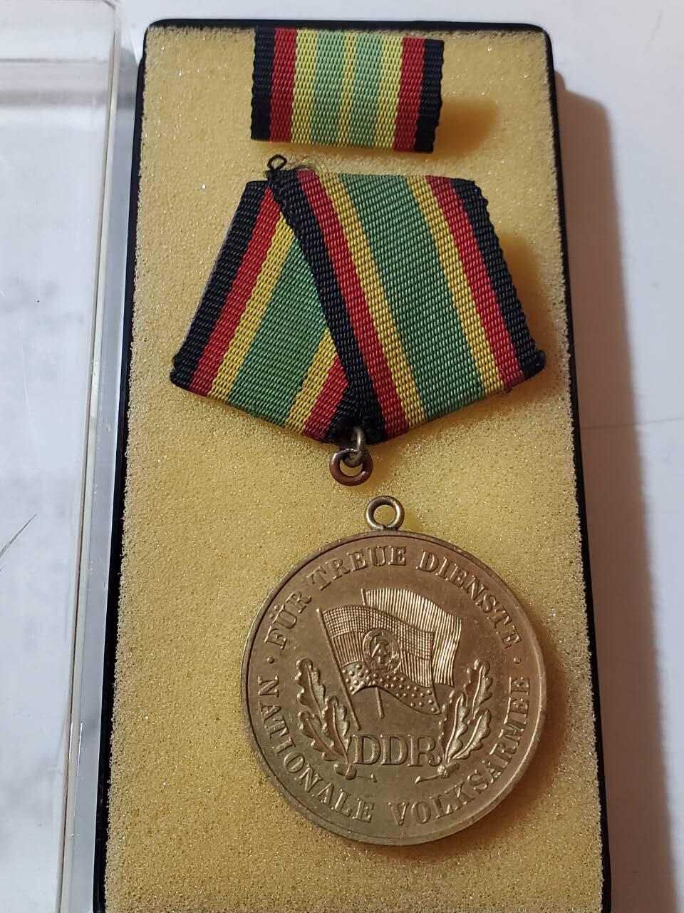 韵星假日拍卖第三十七期 -- Rimey Holidays Auction 37 民主德国金级国家人民军忠诚服务奖章 带原盒略 高等级 非损坏挂环上挂完好需自行去除上挂多余部分并连接 章好品镀金