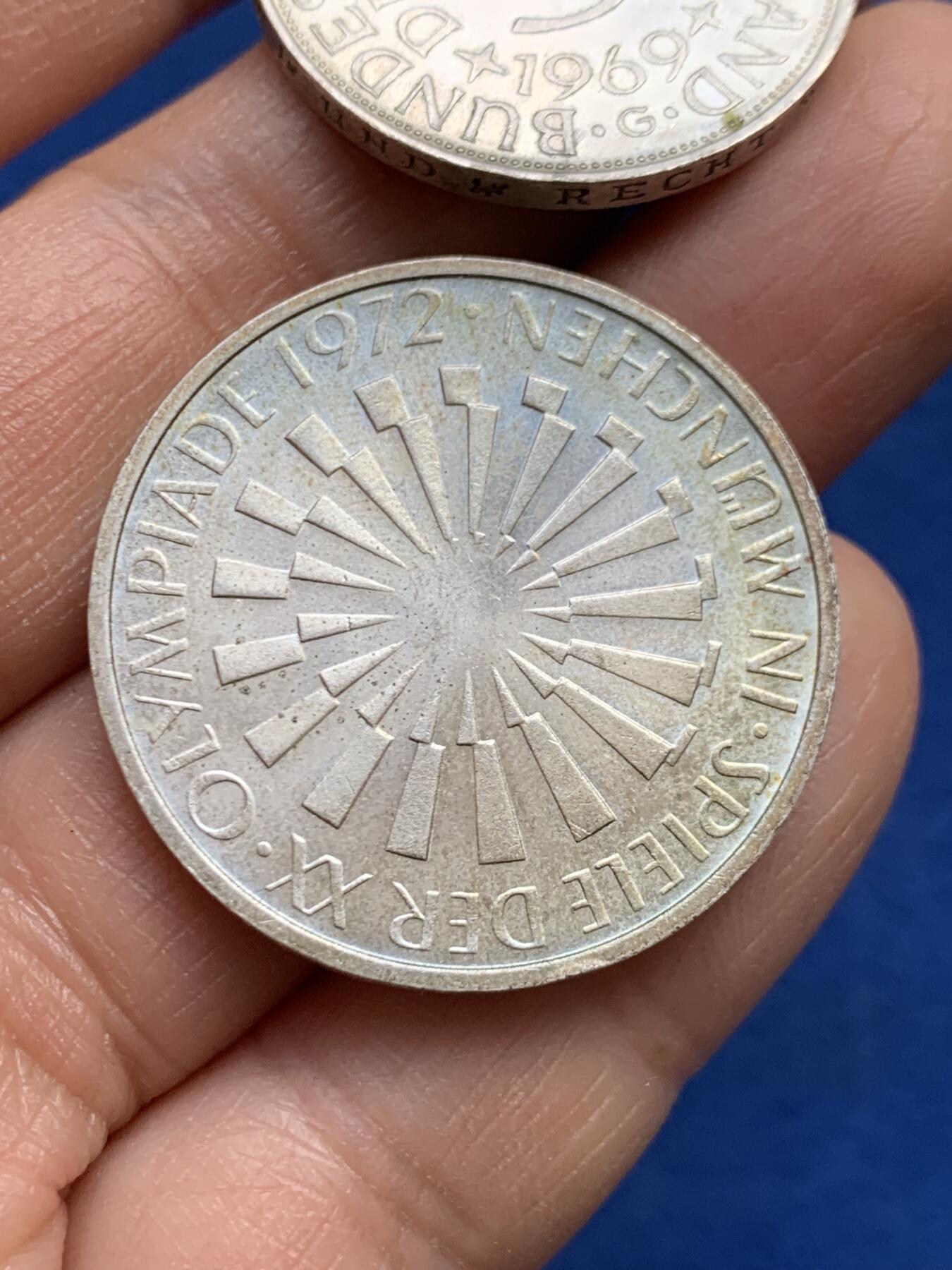 《竞宝斋》第459场 周日，周一，2场连拍 （全场包邮）欢迎送拍 两枚一组 德国1969G无毛鹰5马克银币 625银 11.2克 + 1972年慕尼黑奥运会10马克银币 625银 15.5克