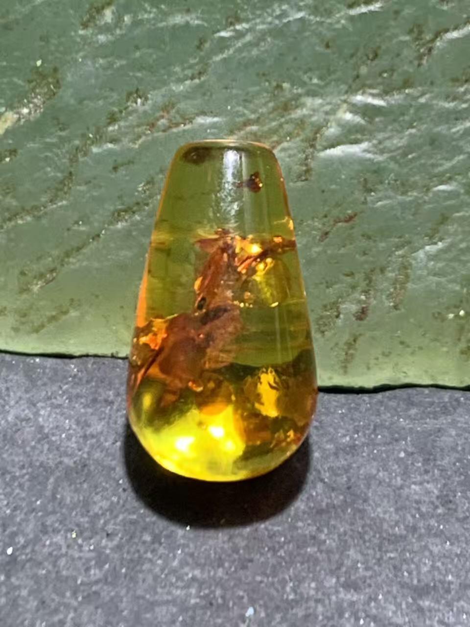 精美乌克兰花珀水滴形镶嵌料吊坠一个