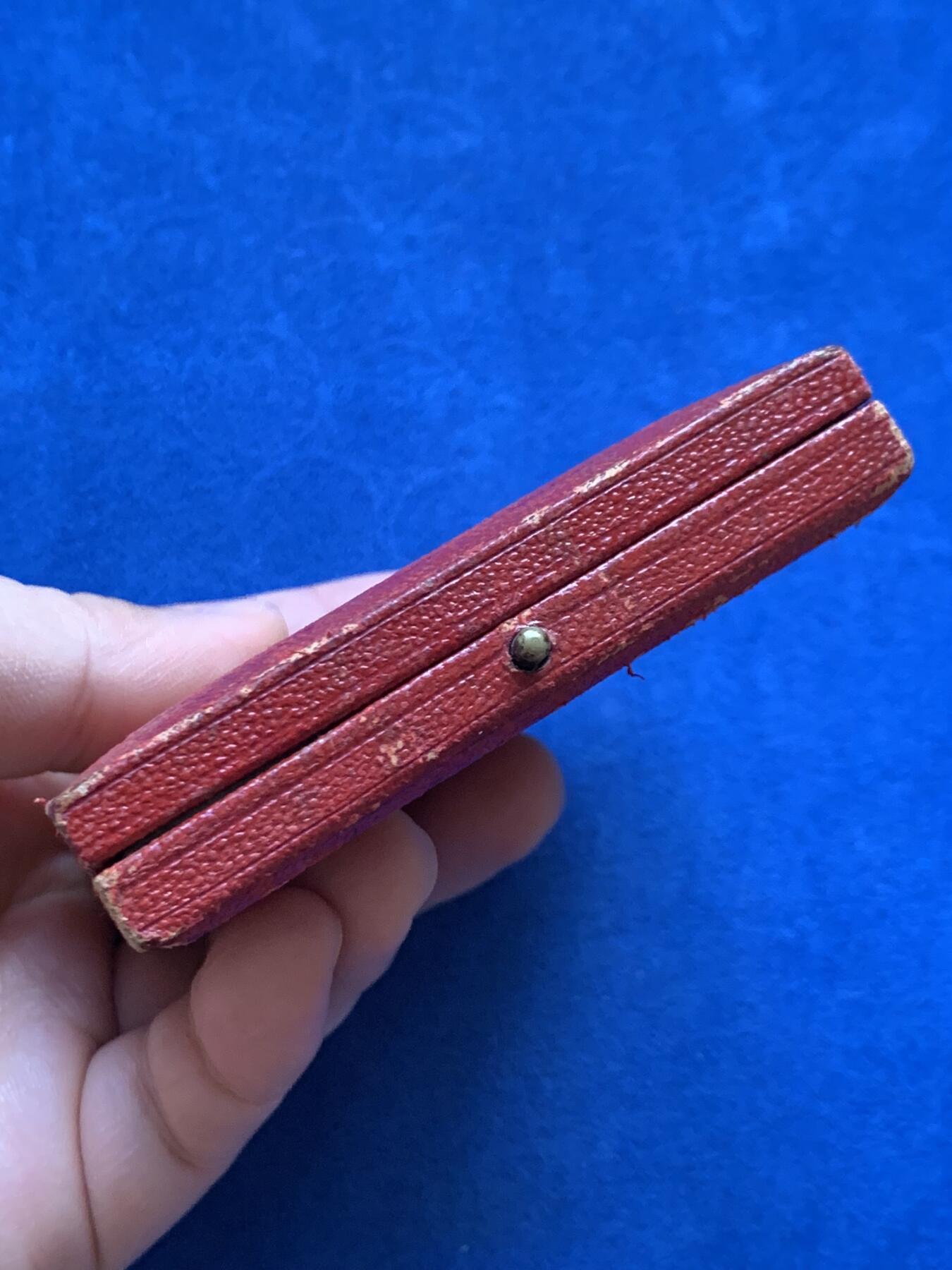 《竞宝斋》第459场 周日，周一，2场连拍 （全场包邮）欢迎送拍 英国1897年皇家造币厂铸造的维多利亚女王登基60周年钻石禧年纪念铜章，章面由乔治·威廉·德索尔斯设计，正面为维多利亚女王老年披纱侧面像，环刻拉丁铭文记录登基60周年纪年；背面为女王青年时期侧面像，搭配《箴言》经典语句，浮雕层次分明，铜质氧化包浆自然，极好地呈现了维多利亚时代造币工艺水准。76.55克，55.3mm，带原盒。