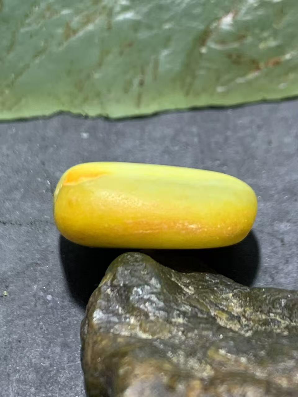 精美洒金皮和田玉独籽原石一颗，