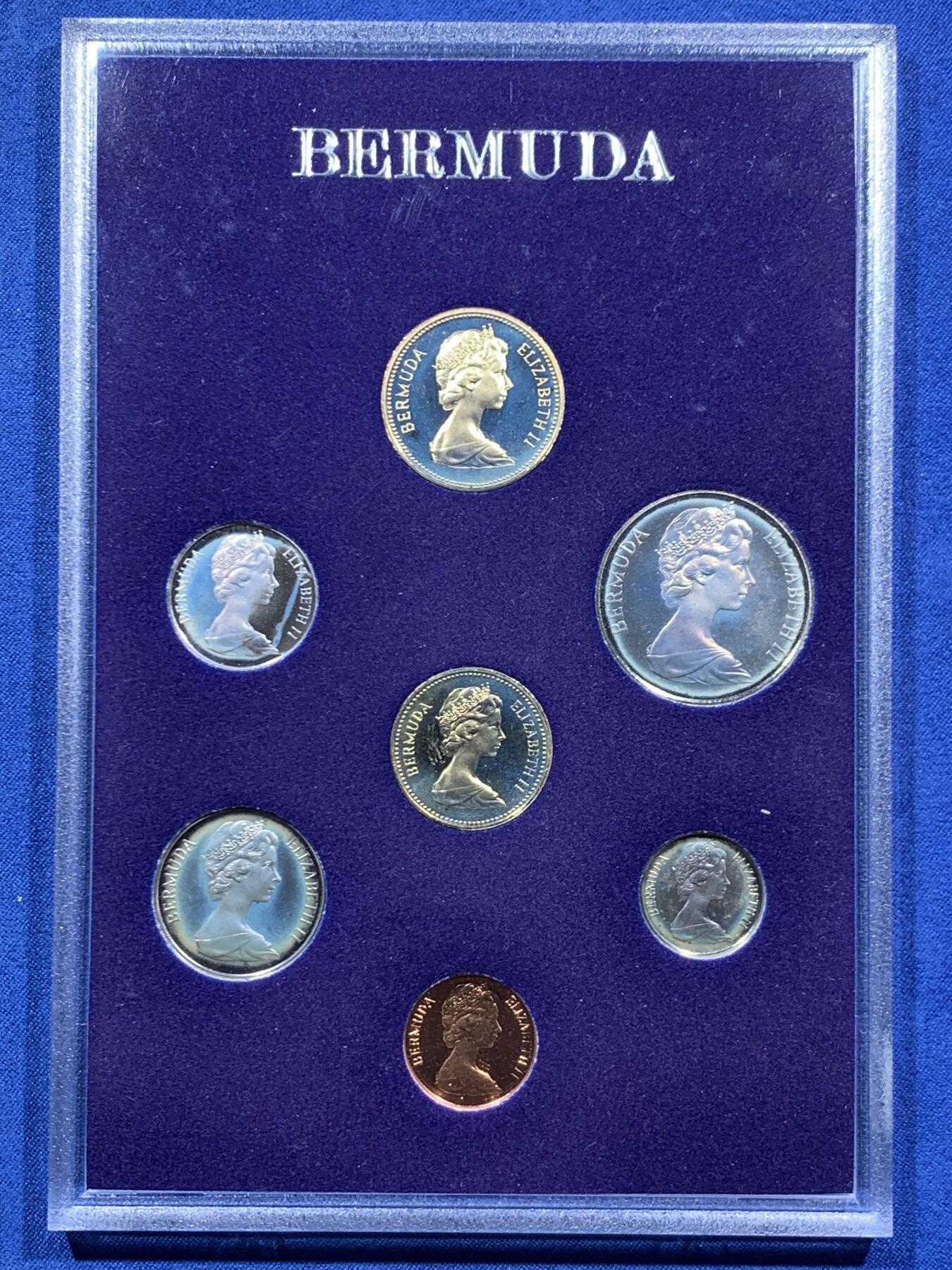 《竞宝斋》第459场 周日，周一，2场连拍 （全场包邮）欢迎送拍 百慕大1983年精制五彩套币，原盒证，一套七枚，淡青色和幽蓝色的包浆美轮美奂，自带大西洋上浓郁的海岛风情