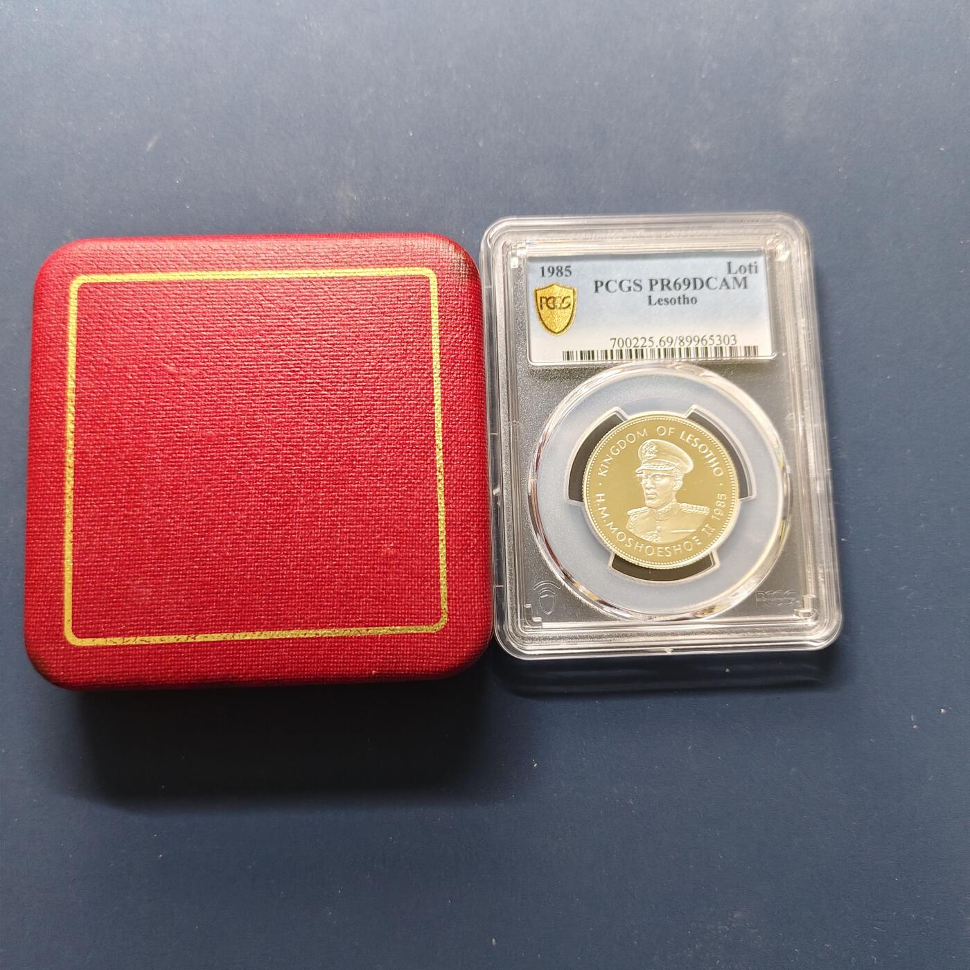 【全场包邮】纯粹捡漏拍497场-持续更新中 【收藏级·冠军分·稀少】莱索托1985年1洛蒂莫舒舒二世登基25周年精制纪念银币【28毫米11.31克92.5%】-盒证全-量2500-PCGS PR69 DCAM