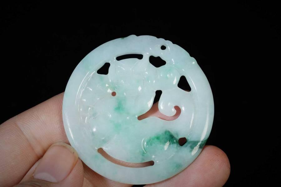 上海都达杂项专场三（全场包邮） 天然冰绿种翡翠（A货）精雕《仿古兽》挂件86-12