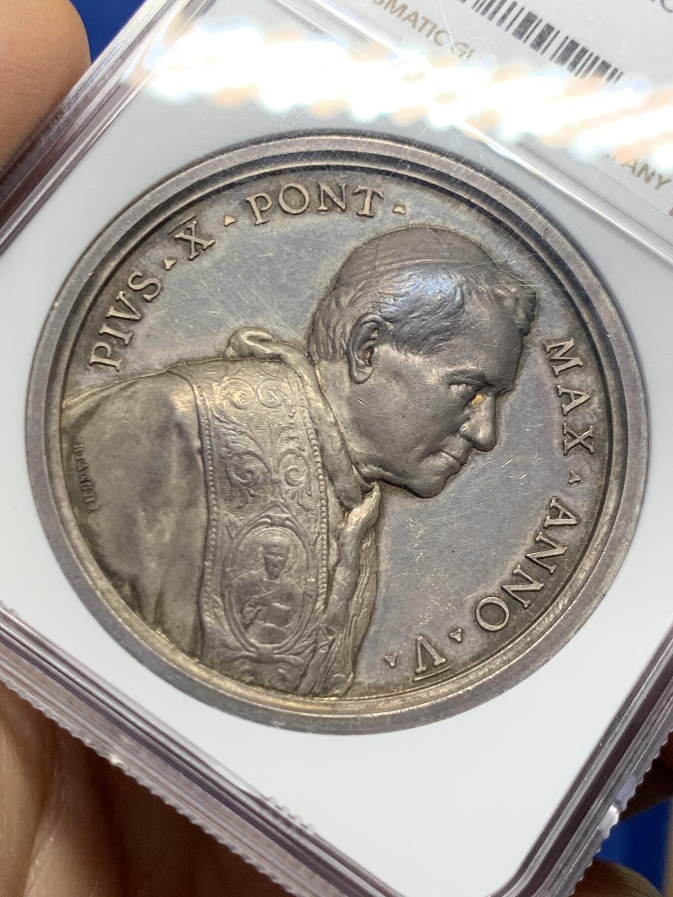 《竞宝斋》第459场 周日，周一，2场连拍 （全场包邮）欢迎送拍 NGC MS62 梵蒂冈教皇十世大银章，镜面质感，双面人物刻画，尤其背后国王朝圣，画面精美绝伦，尤其教皇身旁的那条龙，点睛之笔。爱不释手的好章。