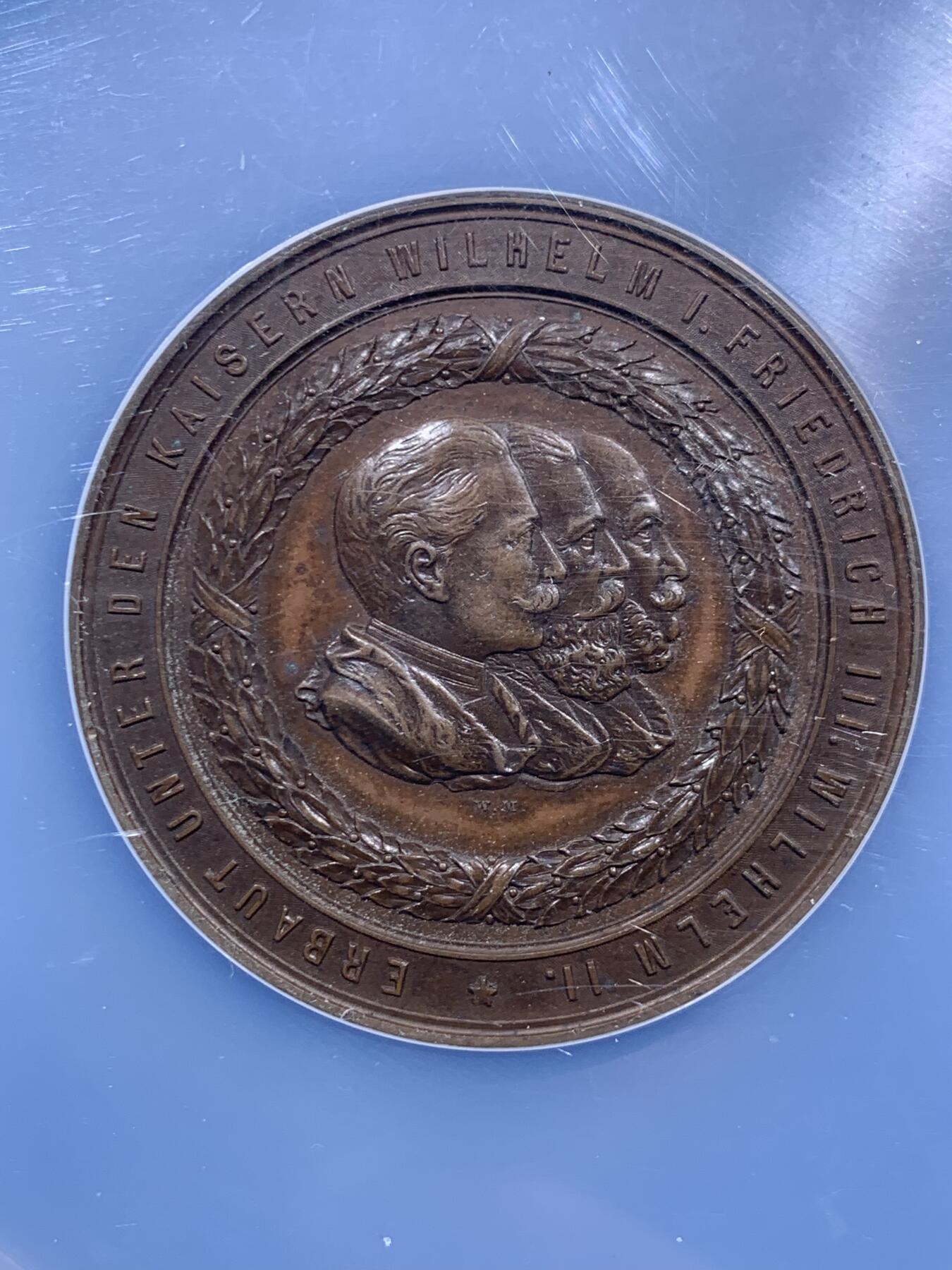 《竞宝斋》第459场 周日，周一，2场连拍 （全场包邮）欢迎送拍 NGC MS62BN 德国基尔运河纪念铜章 该河从1887年到1895年建设开通 正面威廉一世、腓特烈三世和威廉二世 加大盒