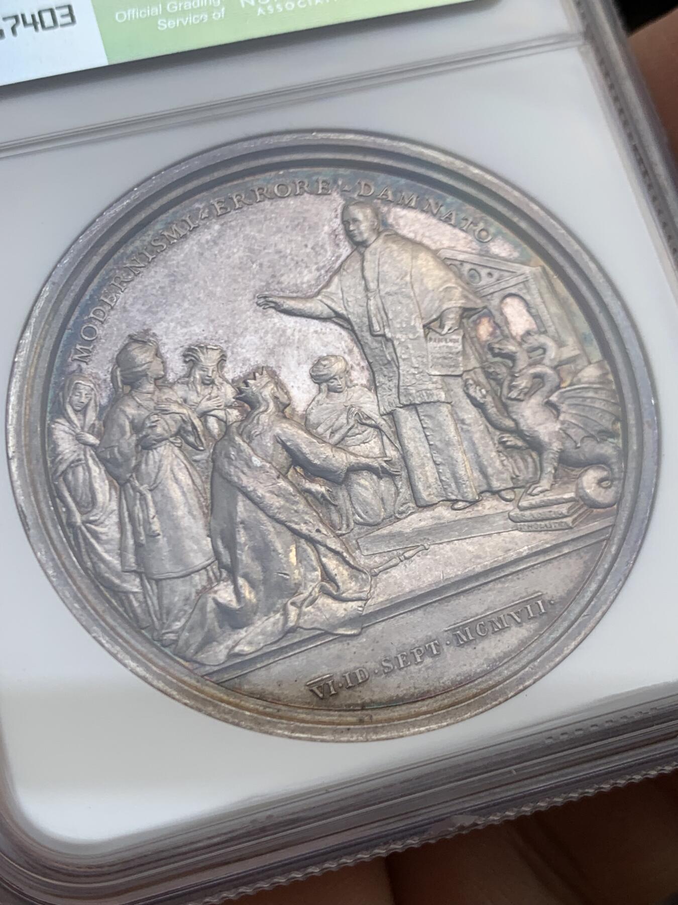 《竞宝斋》第459场 周日，周一，2场连拍 （全场包邮）欢迎送拍 NGC MS62 梵蒂冈教皇十世大银章，镜面质感，双面人物刻画，尤其背后国王朝圣，画面精美绝伦，尤其教皇身旁的那条龙，点睛之笔。爱不释手的好章。