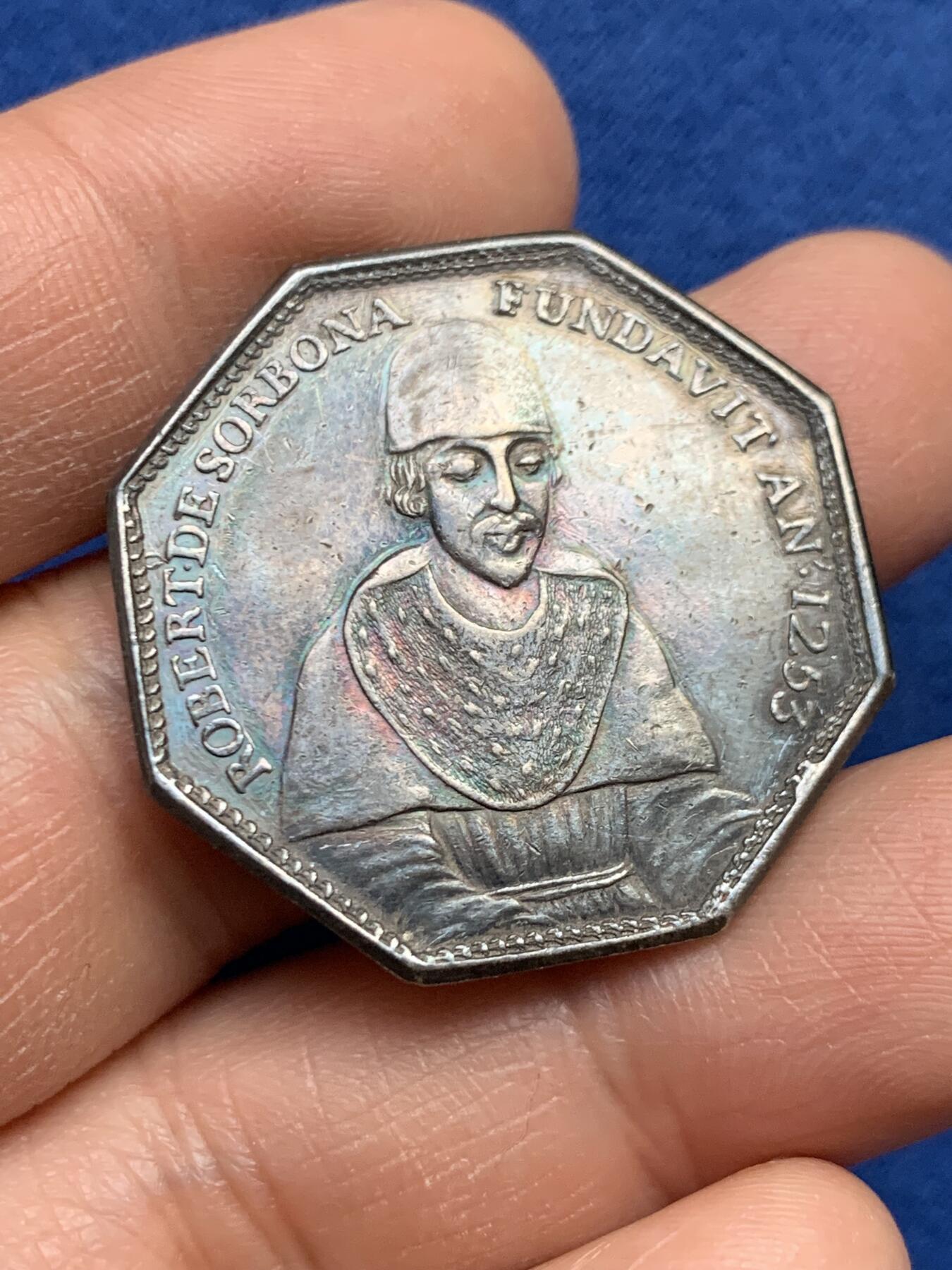 《竞宝斋》第459场 周日，周一，2场连拍 （全场包邮）欢迎送拍 法国大教堂八角银质代币。五彩包浆。早期无边铭。直径32.1mm，重12.75克