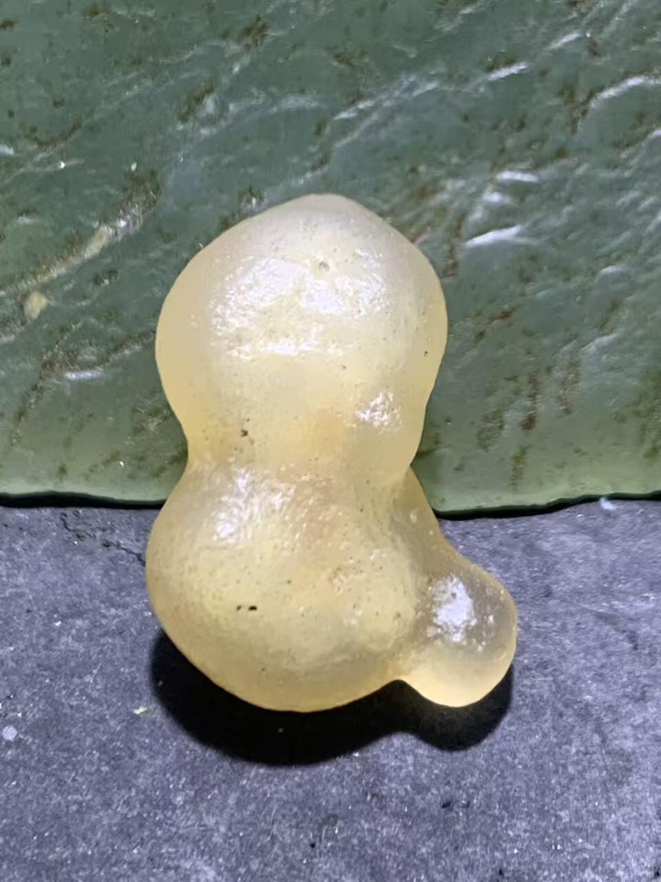 精美天然戈壁阿拉善白糖心葫芦形原石一颗，