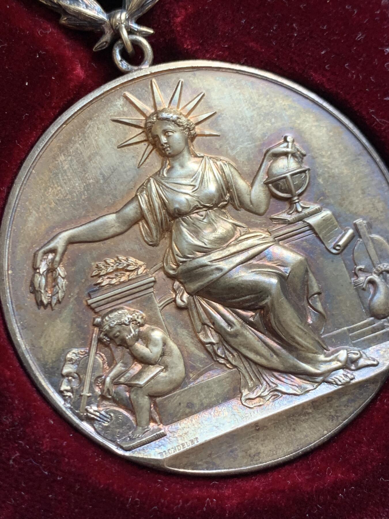 《竞宝斋》第459场 周日，周一，2场连拍 （全场包邮）欢迎送拍 法国1912年国家劝善协会主席颁发的镀金银质奖章 绶带带针 总重51.7克 50.5mm 银标 带原盒 字迹对应