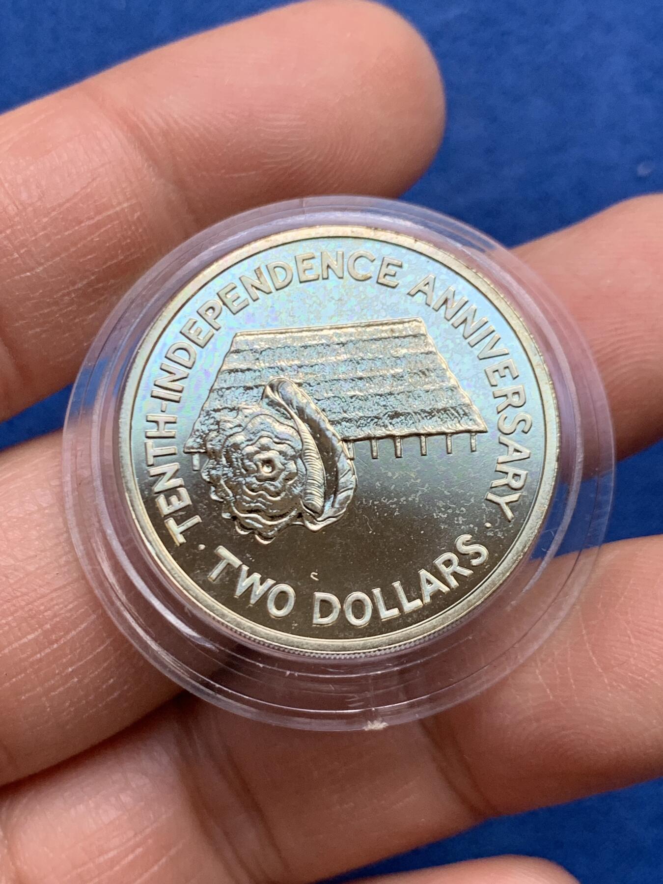 《竞宝斋》第459场 周日，周一，2场连拍 （全场包邮）欢迎送拍 基里巴斯1989年茅草屋独立10周年2元纪念币 原盒 全新原光