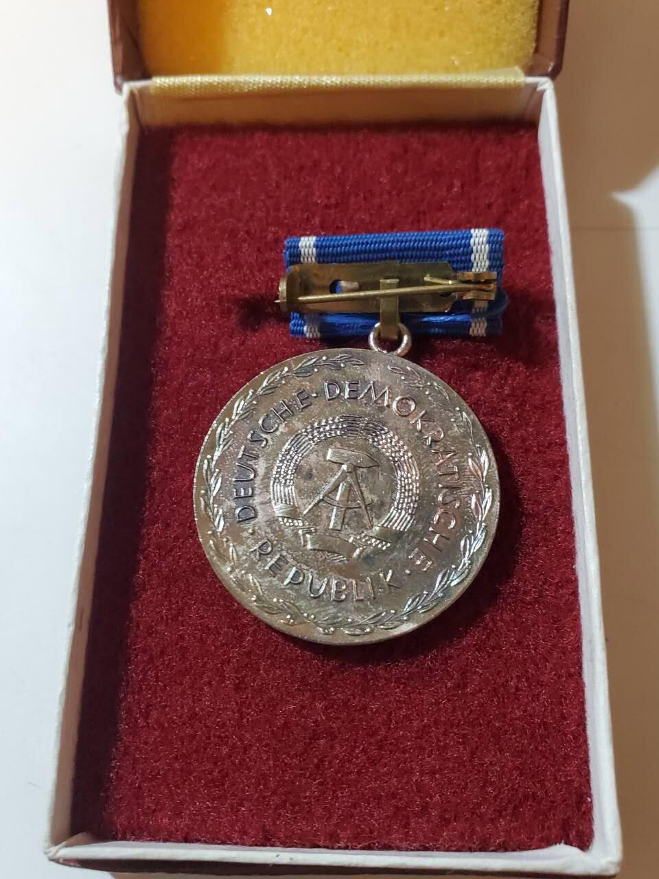 韵星假日拍卖第三十七期 -- Rimey Holidays Auction 37 民主德国银级佩斯泰罗棋奖章带早期仿皮盒