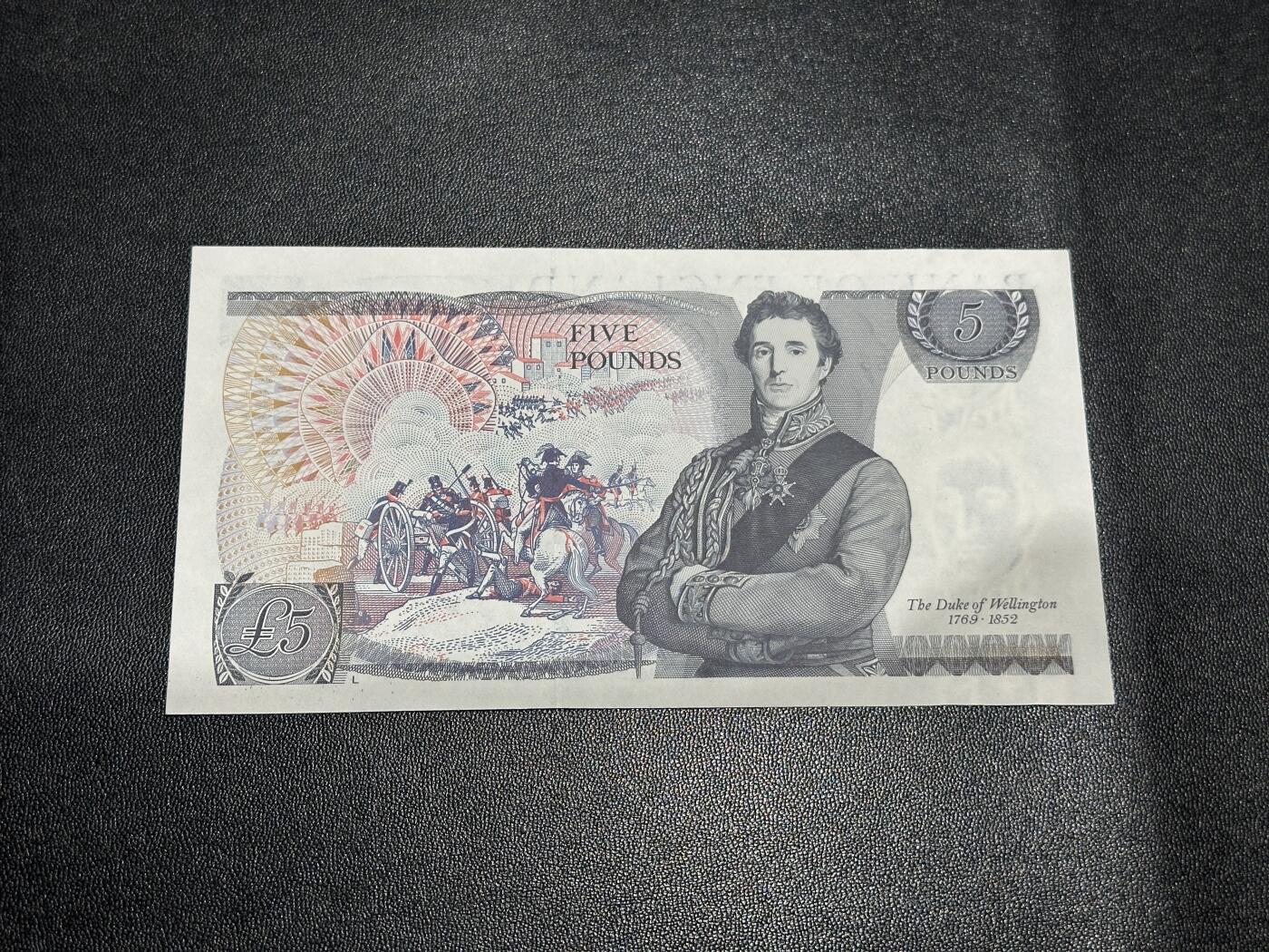 《外钞收藏家》第六百零三期（精选场）（本平台长期征集拍品、欢迎藏友们联系合作） 英国D序列5镑 无47 豹子号555 AU品相